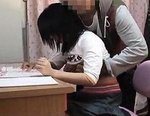 『女子●生のオマンコは美味しいな〜』【JK】最低教師に強引にオメコに突っ込まれた少女！《強姦》