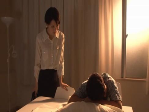 部屋で寝ていた息子に発情した母はフェラをして起こす