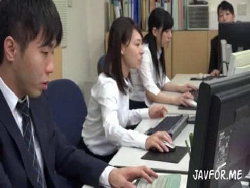 仕事中に犯される人妻OL