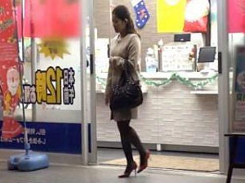 『痴漢しないでぇ、私おばさんなのよ…！』【人妻】カス犯罪者に強引にマンコに挿入された熟女！《レ○プ》