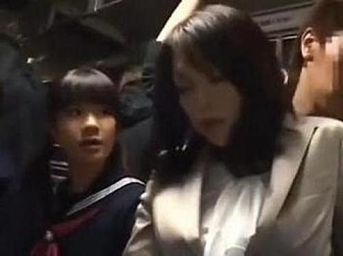 『お願い、こんなオバサン痴漢しないで…』【人妻JK】鬼畜強姦魔に拒絶したのにチンチンを挿し込まれたオバサン！《レ●プ》