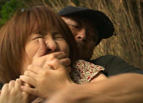 『あぐぅ、こんなおばさんレイプしないでよぉ…』【人妻】最低レイプ魔にチンチンで奥まで貫かれて痙攣イキするおばさん！《レ○プ》