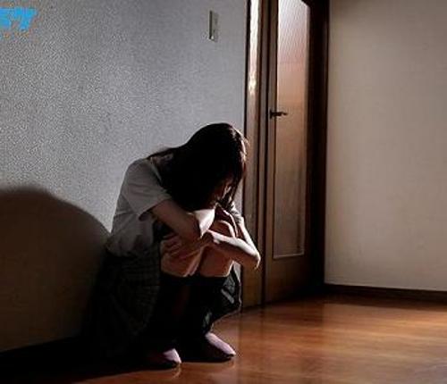 『やめる訳ねーだろ、ほら、出すぞ…オラァ！』【JK】ゴミカス義父に嫌がっているのにチンコを突っ込まれた少女！《強姦》