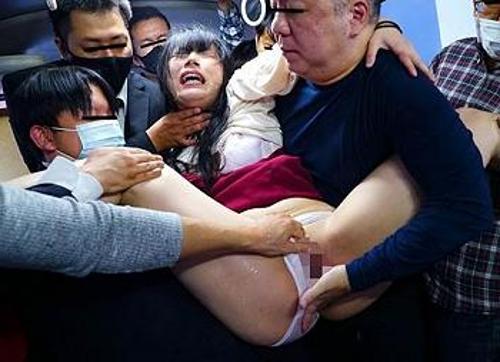 『ひぃ…そっちの穴に挿れないで…ぁああ！』【美女】キモ犯罪者に抵抗虚しくデカチンを挿し込まれたお姉さん！《レｘプ》
