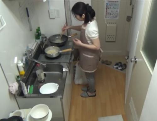 【家事代行】寂しい一人暮らし男性がおふくろの味を求めてオバサンレンタル！我慢できずにセックスしちゃう二人！