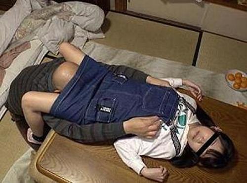 『お願いします、犯さないでください…』【美女】キチガイレイプ魔に力づくでオメコに挿し込まれた美人！《レイプ》