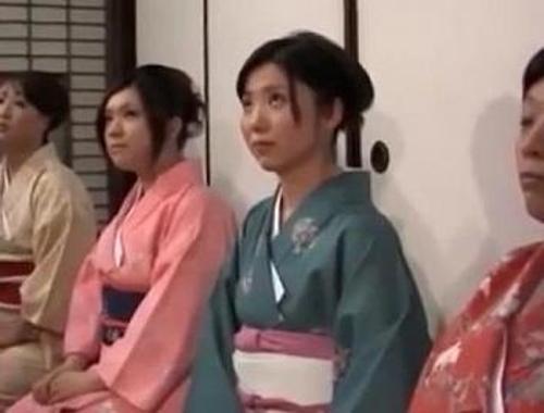 『もうこのオバサン脱がしちゃおうぜ〜w』【人妻】キモ強姦魔に鬼ピスされてイキまくりなおばさん！《レイプ》