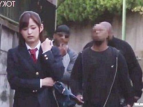 『女子●生のオマンコは美味しいな〜』【JK】最低黒人に容赦なく肉棒を挿し込まれた少女！《レ●プ》