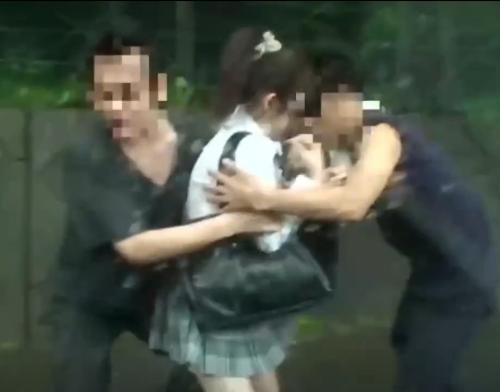 《レイプ》下校中の可愛いJKを車に押し込んで山奥でレイプするキチガイ集団！ポニテ少女が泥まみれになって犯された！
