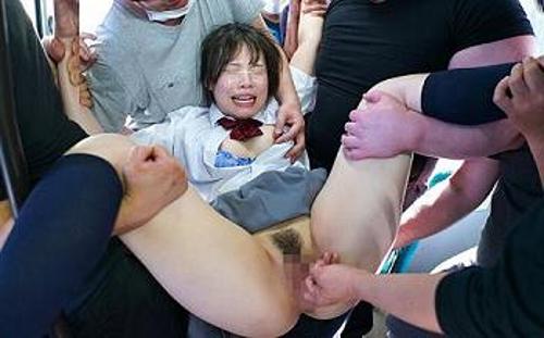 『いやぁぁ…お願い、やめて…』【JK】変態男に拒絶したのに割れ目に挿し込まれた女子！《レイプ》