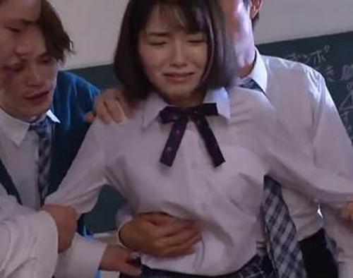 『嫌だぁ…パンツ降ろさないでぇ！！』【JK】カスレイプ魔に力づくでチンコをパコパコされた女子！《レ○プ》