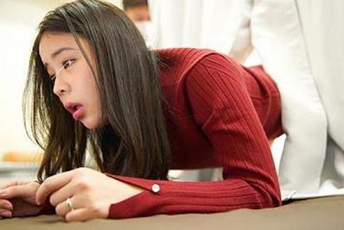 『いやぁ…ダメ、パンツ脱がさないでぇ…』【人妻】ゴミクソ野郎に抵抗虚しくオメコに突っ込まれた奥さん！《レ●プ》
