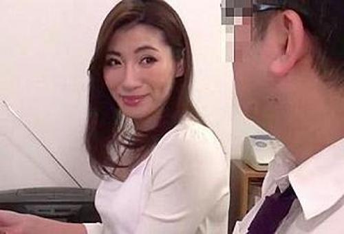 『こんなオバサンに何するのよぉ…』【人妻】大嫌いな野郎に抵抗虚しく小さな割れ目に生ハメされた熟女！《レイプ》