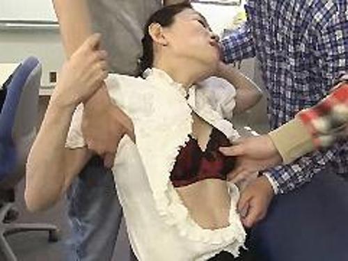 『だ、ダメぇ…チンチン挿れないでぇ！』【熟女】ゴミ犯罪者にチンコで奥まで貫かれてモノ扱いされたオバサン！《レ●プ》