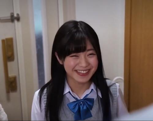 【JK】この笑顔、ヤリたい！お昼寝してたら母親の再婚相手が勝手に体を触ってくる…気がついたら手マンされてイカされちゃう義娘！