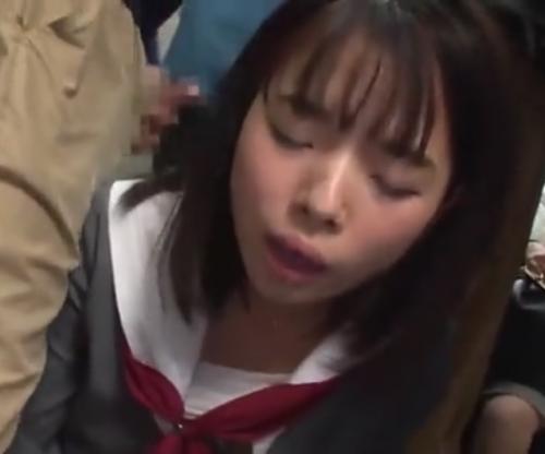 【JK痴漢】席が空いたから座って寝てしまった母の目の前でチンポ挿入されて膣内に知らない男の大量精子が注がれる娘《レイプ》