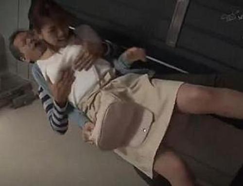 『はうぅ…や、めて…あぁああ！』【人妻】鬼畜レイプ犯にペニスで鬼ピスされてイキまくりな奥様！《レイプ》
