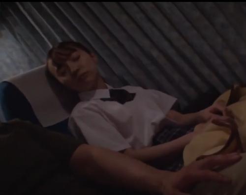 【高速バス痴漢】眠っていたら隣に知らない男性が…恐怖で怯えるロリマンコが汚された！