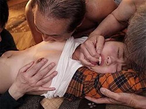 『奥さん、抵抗するならどうなっても知らないよ〜w』【人妻】嫌いな野郎にチンコで奥まで貫かれて感じまくりな妻！《レ○プ》