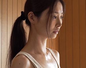 《人妻バック》美人奥さんが容赦なく伸し掛かる膣奥へのキチガイマラの振動に精神的にも侵食される
