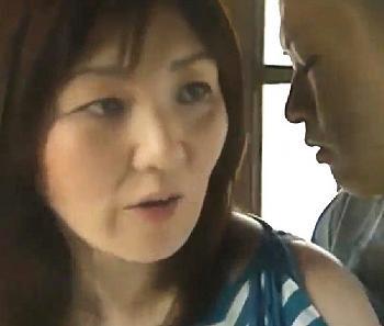 【ヘンリー塚本作品】「マラ出しなさい。母さんが舐めまわしてあげるわ。」我が子を溺愛する異常性欲の人妻。
