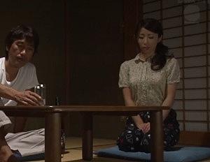 【篠田あゆみ】貧弱夫にはない、屈強な義父のチンポに目覚めてしまった妻。青空の下での全裸SEXが開放感満点