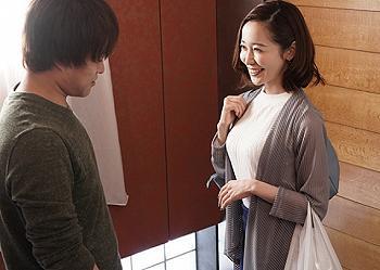【フェラ不倫】昔の友だちに火照り連れ込まれ笑みを浮かべ頬張り生挿入されるエロ妻