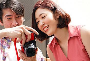 【美人妻×恥じらい】夫の目の前で他人棒をいやらしい手つきでしごいてしまう！思わず自分のアソコのびしょ濡れになっちゃうｗ