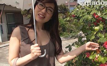 地味メガネな奥様は脱いだら凄いスリム巨乳妻るりこさん。