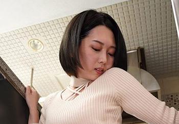 【香椎佳穂】パンストパンチラを見せつけてくるんだけどそれって誘ってる？wクンニと乳首を同時に弄りビクンビクンしてる人妻♡