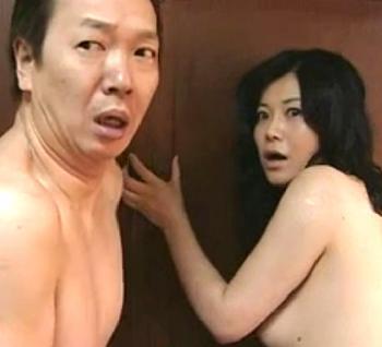 『ヘンリー塚本作品』「お母さん、先生と何をしているの！」母と担任教師のSEXを見た娘。挿入中の2人に水をぶっかける！