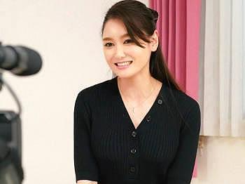 ＜初撮り＞”35歳”色白清楚な人妻がAVデビュー！夫婦SEXでは欲求不満な巨乳主婦が初体験の背徳破廉恥プレイに没頭♡