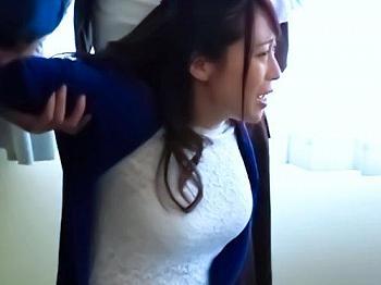 醜悪な肉体作業員に人生終了なｗｗｗｗｗ鬼畜すぎる輪姦レイプ？！エロ巨乳な美人妻が旦那の横で串刺しされるNTR乱交ｗ
