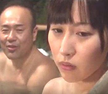 《ながえスタイル》「旦那とのSEXじゃ満足できないんだろ？」友人夫婦との温泉旅行。混浴中にその気になってしまった人妻は…