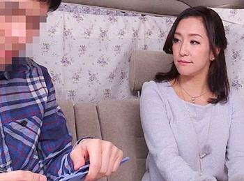 刺激のない日々に飽きた人妻は突然のセクハラナンパもノリノリ！初めて会った男のチ○ポも淫らなカラダでパクっとイッちゃうｗ