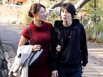【友達の母】母親の再婚をきっかけに帰省する事になり幼馴染の母親と出会って…美魔女の淫らな誘惑で連続中出しの不倫セックス