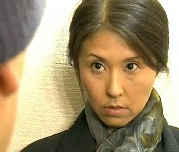 【ヘンリー塚本作品】「奥さん…コートの下…素っ裸じゃないか…」露出狂な人妻が公園にいた男に痴女行為。そのまま自宅で…