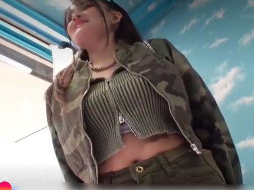 ［マジックミラー号/乳揉みマッサージ］そこぉ乳首責めて。ヘソ出しギャルが凄テク愛撫で濡らした無毛膣に欲しがるエロ動画wwwww