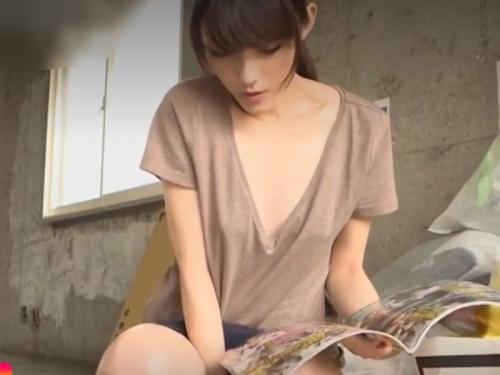 ［屋外～露出/無防備誘惑ママ］凄いエロ本濡れちゃう。ブラジャー着けてない色白妻がゴミ捨て場で他人棒を貪るエロ動画wwwww