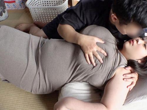 ［中出し喰い＼爆乳叔母］早くオバサン孕ませて。指がめり込む規格外デカパイが親戚息子に〇発注入させるエロ動画wwwwwww