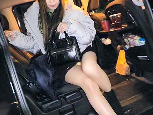 ［無料デリバリー、エロ動画］ベロチュー…もっと唾液飲んで。素人さんの御宅に凸して美脚がプリケツ振り倒してバック合体wwww