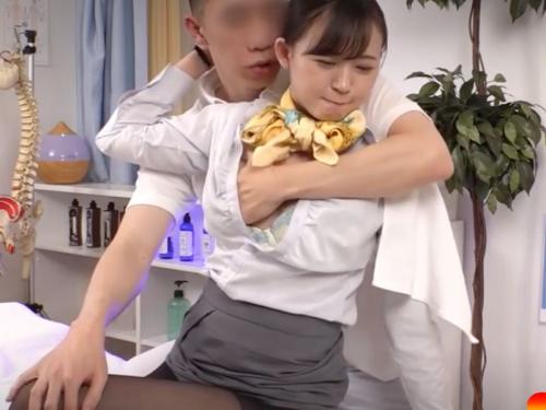 ［セクハラ施術＼初心CA］らめらめぇオッパイ‥声我慢出来ない。チク逝きした敏感美女が蒸れたパンスト脱ぎ捨て合体wwwww