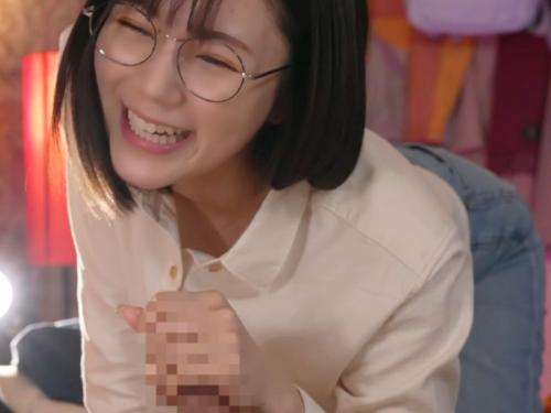［手コキ女神＼眼鏡ジミ子降臨］しゃしゅ…亀頭責めちゃう。ラブホで働く隠れ痴女が恋人棒を悶絶させちまう、エロ動画wwwww