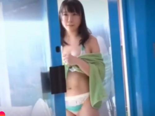 ［マジックミラー号/狂母性‥筆おろし］お願い生でシヨ。爆乳ママがスマタで我慢出来ずにウブ棒飲み込む、エロ動画wwwwwwww