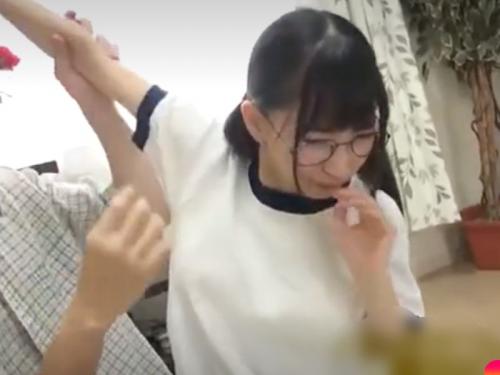 ［ワキ～羞恥/小柄娘］らめぇ～クスグリ。体操服の眼鏡っ子がツルペタ曝け出して本番しちまう、エロ動画wwwwww