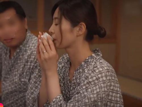 ［極悪社員旅行/中出しNTR］嫌~妊娠しちゃう。ヤバイやつに飲まされたお酒で眠った美麗オバサンがボテ腹にされるエロ動画wwwwww