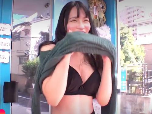 ［マジックミラー号/脱衣ゲーム］えっ即ズボ…興奮しちやう。勝負に負けた美巨乳が無毛お膣に迎え挿れる、エロ動画wwwwww