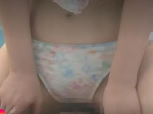 ［マジックミラー号/混浴ゲーム］やだぁスマタ‥御汁溢れてる。アイドルフェイスのビキニJDが20歳お膣に挿入されるエロ動画wwww