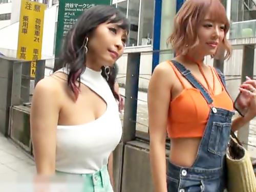 〔狂スケベ…ダブル露出GAL〕出ちゃう～オシッコ。交尾大好きな神オツパイが聖水撒き散らし誘惑コスで合体、エロ動画wwwwww