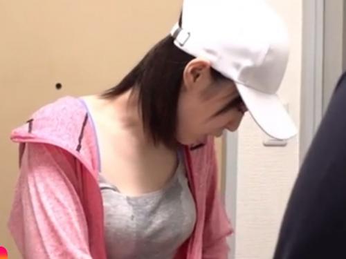 ［中出しガンギマリ~ウー●ー娘］もじもじ～お膣漏れちゃう。発情薬を盛られた美巨乳が配達先で孕ませられる企画wwwwwww